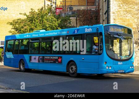 Erster Bus, EIN Volvo B7RLE 2005, Single Deck Bus, im Stadtzentrum von Bath, Reg.-Nr.: MX55 HHP Stockfoto