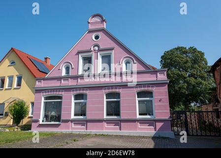 Deutschland, Mecklenburg-Vorpommern, Rügen, Bergen, rosa Fassade eines Wohnhauses in der Altstadt Stockfoto