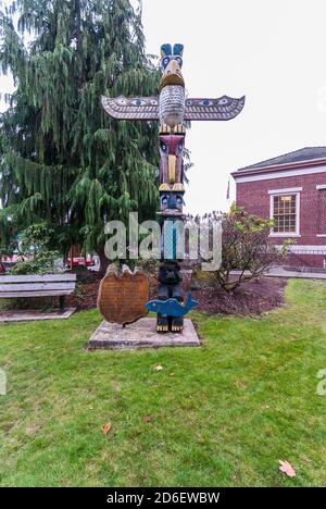 Ein Totem Pole und Plakette, die von Boy Scout Truppe 126 am 6. November 1999 in Shelton, Washington, gespendet wurden Stockfoto