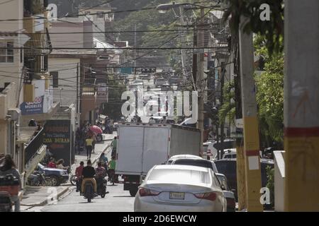 LA VEGA DOMINIKANISCHE REPUBLIK, DOMINIKANISCHE REPUBLIK - 14. Okt 2020: Jarabacoa ,La Vega / Dominikanische Republik - 28. August 2020 :Menschen, die wieder normal l Stockfoto