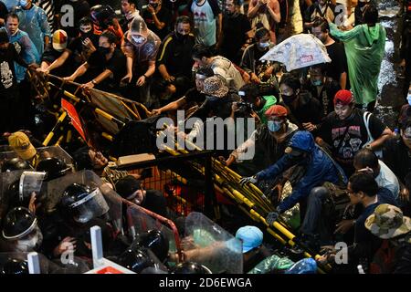 Thailand. Oktober 2020. Die Polizei setzt Wasserwerfer ein, um während einer regierungsfeindlichen Kundgebung in Bangkok am 16. Oktober 2020 prodemokratische Demonstranten zu zerstreuen. Pro-demokratische Demonstranten nehmen an einer Kundgebung gegen die royalistische Elite und die vom Militär unterstützte Regierung Teil, die politische und monarchistische Reformen fordert. (Foto: Vichan Poti/Pacific Press/Sipa USA) Quelle: SIPA USA/Alamy Live News Stockfoto