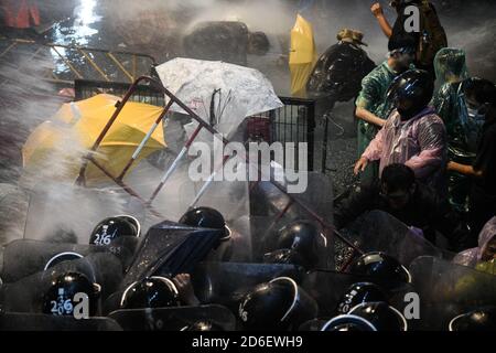 Thailand. Oktober 2020. Die Polizei setzt Wasserwerfer ein, um während einer regierungsfeindlichen Kundgebung in Bangkok am 16. Oktober 2020 prodemokratische Demonstranten zu zerstreuen. Pro-demokratische Demonstranten nehmen an einer Kundgebung gegen die royalistische Elite und die vom Militär unterstützte Regierung Teil, die politische und monarchistische Reformen fordert. (Foto: Vichan Poti/Pacific Press/Sipa USA) Quelle: SIPA USA/Alamy Live News Stockfoto