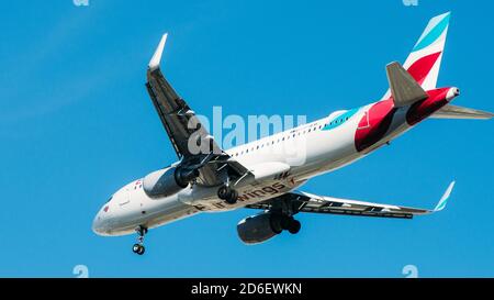 Eurowings Airbus A319 D-ABGQ Passagierflugzeug gegen blauen Himmel Stockfoto