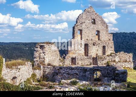 Ruinen der mittelalterlichen Burg Hohenurach bei Bad Urach, Deutschland. Landschaft von verlassenen deutschen Schloss auf Berggipfel im Sommer. Diese alte Burg ist touristisch Stockfoto