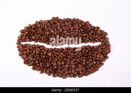 Kaffeebohnen auf hellem Hintergrund. Gerösteter Kaffee. Stockfoto
