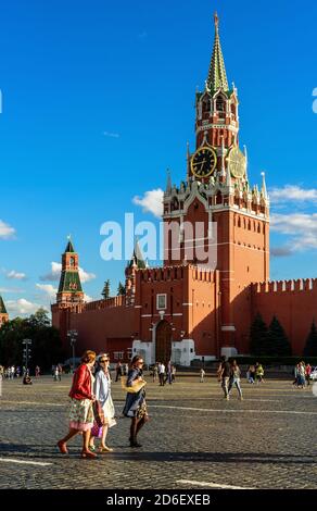 Moskau - 23. Juli 2020: Berühmter Moskauer Kreml auf dem Roten Platz, Russland. Im Sommer laufen die Leute neben dem wunderschönen Spasskaya Tower. Der alte Kreml ist oberster Landm Stockfoto