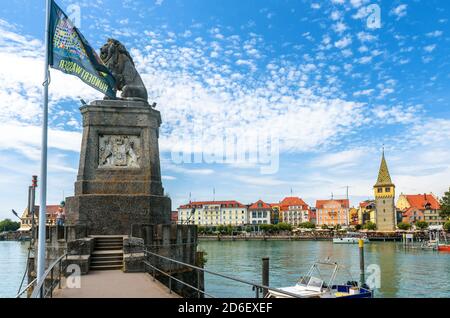 Lindau, Deutschland - 19. Juli 2019: Löwenstatue am Hafeneingang am Bodensee. Altstadt von Lindau ist touristische Attraktion von Bayern. Stockfoto