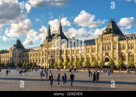 Moskau - 23. Juli 2020: GUM (Hauptkaufhaus) auf dem Roten Platz in Moskau, Russland. Es ist einer der ältesten Supermärkte in Moskau und Touristenattraktion Stockfoto