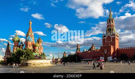 Moskau - 23. Juli 2020: Menschen gehen auf dem Roten Platz in Moskau, Russland. Panoramablick auf die Basilius-Kathedrale und den Moskauer Kreml. Dieser Ort ist berühmt t Stockfoto