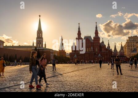 Moskau - 23. Juli 2020: Menschen gehen auf dem alten Roten Platz bei Sonnenuntergang in Moskau, Russland. Dieser Ort ist berühmte Touristenattraktion der Stadt Moskau. Reise, vac Stockfoto