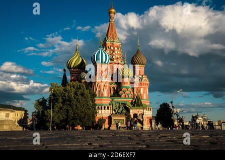 Moskau - 23. Juli 2020: Basilius-Kathedrale auf dem Roten Platz in Moskau, Russland. Schöne alte Basilius Kirche oder Tempel von Vasily der Gesegnete ist fa Stockfoto