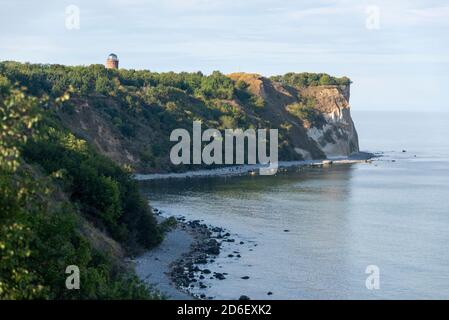 Deutschland, Mecklenburg-Vorpommern, Insel Rügen, Kap Arkona, steile Küste mit der Ringmauer der slawischen Jaromarsburg und Peilturm, heute Aussichtsturm, Kreidefelsen Stockfoto