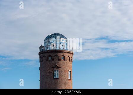 Deutschland, Mecklenburg-Vorpommern, Putgarten, Touristen stehen auf dem Peilturm am Kap Arkona am nördlichsten Ende der Insel Rügen Stockfoto