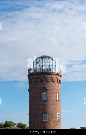 Deutschland, Mecklenburg-Vorpommern, Putgarten, Touristen stehen auf dem Peilturm am Kap Arkona am nördlichsten Ende der Insel Rügen Stockfoto