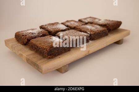 Nahaufnahme von Schokoladenbrownies auf einem Holzbrett Stockfoto