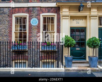 Hazlitt's Hotel London, Boutique Hotel in Soho London. Das Gebäude ist ein georgianisches Stadthaus aus dem Jahr 1718. Blaues Schild des Essayisten William Hazlitt. Stockfoto