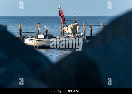 Deutschland, Mecklenburg-Vorpommern, Vitt, ein altes Fischerboot liegt im kleinen Hafen des Fischerdorfes Stockfoto