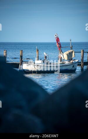 Deutschland, Mecklenburg-Vorpommern, Vitt, ein altes Fischerboot liegt im kleinen Hafen des Fischerdorfes Stockfoto