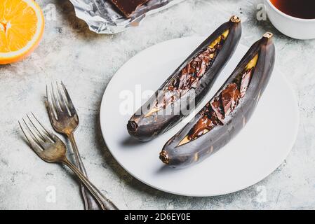 Gegrillte Bananen mit dunkler Schokolade Stockfoto