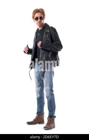 Seitenansicht von schönen Biker in Jeans und schwarze Lederjacke tragen Stiefel immer angezogen. Ganzkörper isoliert auf weißem Hintergrund. Stockfoto