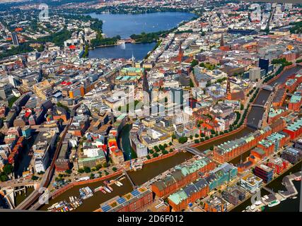 Blick auf Rathaus und Außenalster, Hamburg, Deutschland Stockfoto