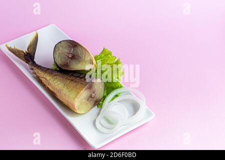 Geräucherter Makrele. Frisches Fischfilet mit kulinarischen Zutaten, Kräuter und Zitrone auf schwarzem Hintergrund, Seitenansicht. Speicherplatz kopieren. Stockfoto