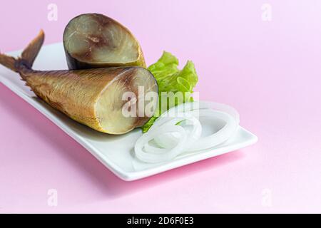 Geräucherter Makrele. Frisches Fischfilet mit kulinarischen Zutaten, Kräuter und Zitrone auf schwarzem Hintergrund, Seitenansicht. Speicherplatz kopieren. Stockfoto