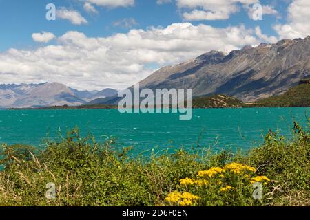 Lake Wakatipu gegen Thomson Mountains, Queenstown, Otago, Südinsel, Neuseeland, Ozeanien Stockfoto