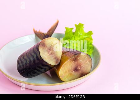 Geräucherter Makrele. Frisches Fischfilet mit kulinarischen Zutaten, Kräuter und Zitrone auf schwarzem Hintergrund, Seitenansicht. Speicherplatz kopieren. Stockfoto