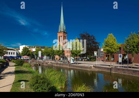 Deutschland, Dorsten, Lippe, Ruhrgebiet, Naturpark hohe Mark Westmünsterland, Münsterland, Westfalen, Nordrhein-Westfalen, Südwall und Ostwall, Stadtmauern und Gräben am Südgraben und Ostgraben, Graben, hinter der evangelischen St. Johanneskirche *** Ortsüberschrift ** * Stockfoto