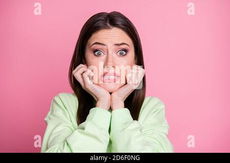 Portrait von frustriert Angst Mädchen hören schreckliche schreckliche Coronavirus Pandemie Neuheit beeindruckt Fäuste berühren Gesicht tragen guten Look Pullover isoliert Stockfoto