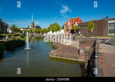 Deutschland, Dorsten, Lippe, Ruhrgebiet, Naturpark hohe Mark Westmünsterland, Münsterland, Westfalen, Nordrhein-Westfalen, Südwall und Ostwall, Stadtmauern und Gräben am Südgraben und Ostgraben, Graben, hinten evangelische St. Johanneskirche, rechts Jüdisches Museum Westfalen ** * Ortsüberschrift *** Stockfoto