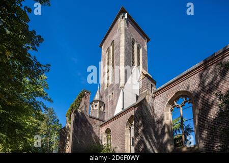 Deutschland, Dorsten-Holsterhausen, Lippe, Ruhrgebiet, Naturpark hohe Mark Westmünsterland, Münsterland, Westfalen, Nordrhein-Westfalen, Neue St. Antoniuskirche, katholische Pfarrkirche, Neogotik, Kirchturm *** Ortsüberschrift *** Stockfoto