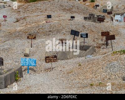 Joal-Fadiouth, Afrika - Jan, 2019: Metalltafeln auf dem Grab des gemischten muslimisch-christlichen Friedhofs. Die Stadt und Gemeinde Joal-Fadiouth in der Thi Stockfoto