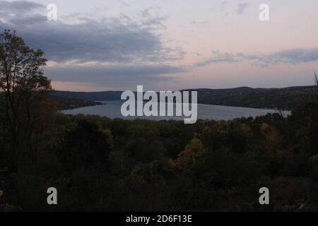 Bild der Fingerseen an einem bewölkten Tag. Stockfoto