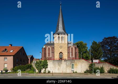 Deautschland, Dorsten-Hervest, Lippe, Ruhrgebiet, Naturpark hohe Mark Westmünsterland, Münsterland, Westfalen, Nordrhein-Westfalen, Nordrhein-Westfalen, St. Pauluskirche auf einem Hügel, katholische Pfarrkirche, Dorfkirche, Kirchturm romanisch *** Ortsüberschrift * ** Stockfoto