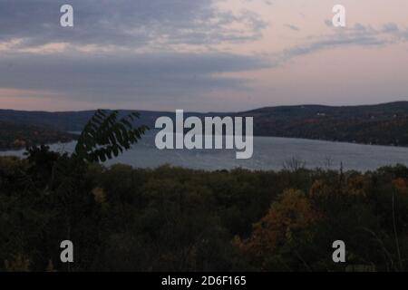 Bild der Fingerseen an einem bewölkten Tag. Stockfoto