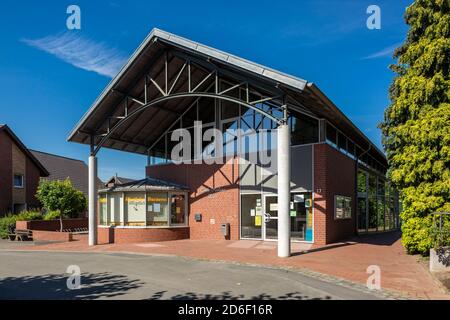 Deutschland, Dorsten-Rhade, Lippe, Ruhrgebiet, Naturpark hohe Mark Westmünsterland, Münsterland, Westfalen, Nordrhein-Westfalen, Carola-Martius-Haus, benannt nach der Ärztin Dr. Wilhelmine Carola Martius, Pfarrhaus und Bücheri *** Ortsüberschrift *** Stockfoto