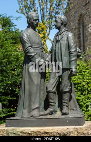 Denkmal für Adolf Kolping vor der Laurentiuskirche, Theologe, Universitätsprofessor, Bronzeskulptur, Deutschland, Dorsten-Lembeck, Lippe, Ruhrgebiet, Naturpark hohe Mark Westmünsterland, Münsterland, Westfalen, Nordrhein-Westfalen, *** Ortsüberschrift *** Stockfoto