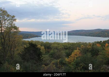 Bild der Fingerseen an einem bewölkten Tag. Stockfoto