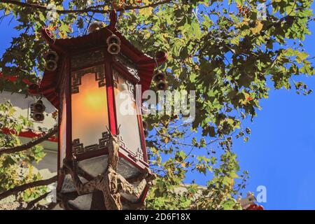 Beleuchtetes chinesisches Straßenlicht auf einer Straße in Chinatown, San Francisco, Kalifornien, USA Stockfoto
