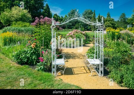 Schlosspark am Wasserschloss Lembeck, Barockgarten, englischer Landschaftsgarten, Blumengarten, Ziergarten, Rosenbogen mit Bank, Deutschland, Dorsten-Lembeck, Lippe, Ruhrgebiet, Naturpark hohe Mark Westmünsterland, Münsterland, Westfalen, Nordrhein-Westfalen, *** Ortsüberschrift *** Stockfoto