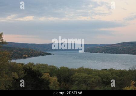 Bild der Fingerseen an einem bewölkten Tag. Stockfoto