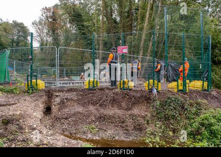 Denham, Großbritannien. Oktober 2020. Eine Rinne von der HS2-Baustelle in den zarten Kreidestrom River Colne ist erschienen. Hinter der Rinne haben HS2-Bauunternehmer mit der Errichtung einer neuen provisorischen Brücke begonnen, die HS2-Lastkraftwagen und -Ausrüstung über die Brücke für den Bau der umstrittenen und zu günstigen Hochgeschwindigkeitsstrecke von London nach Birmingham bringen wird. Quelle: Maureen McLean/Alamy Live News Stockfoto