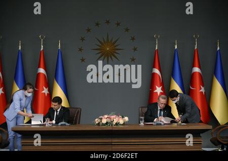 Istanbul. Oktober 2020. Der türkische Präsident Recep Tayyip Erdogan (2. R) und der ukrainische Präsident Volodymyr Zelensky (2. L) unterzeichnen am 16. Oktober 2020 in Istanbul, Türkei, Dokumente. Erdogan und Zelensky haben am Freitag zugesagt, die Zusammenarbeit in einer Vielzahl von Bereichen im Rahmen der COVID-19-Pandemie zu verstärken. Quelle: Xinhua/Alamy Live News Stockfoto