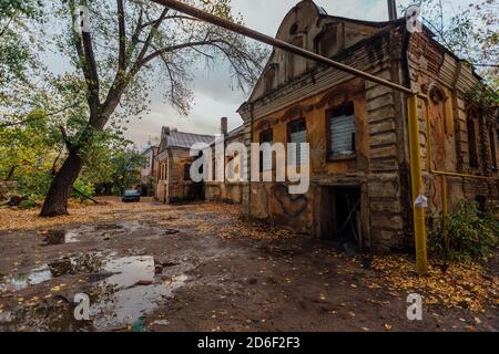 Alte verlassene Spukvilla. Ehemalige Mercant gartenIm Haus, Woronesch Stockfoto