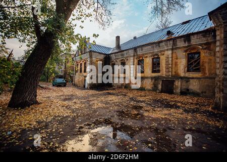 Alte verlassene Spukvilla. Ehemalige Mercant gartenIm Haus, Woronesch Stockfoto