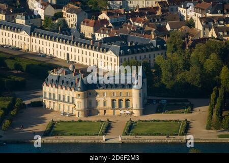 Frankreich, Yvelines (78), Rambouillet, Burg Rambouillet, hinten links ehemalige Stallungen des Grafen von Toulouse auch Caserne des Gardes (Luftbild VI Stockfoto