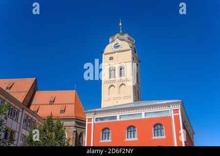 Deutschland, Bayern, Oberbayern, Erding, Schrannenplatz, Schrannenhalle mit Stadtturm, Glockenturm der Stadtpfarrkirche St. Johann Stockfoto