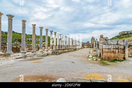 Perge ist eine alte Stadt, die 18 km östlich von Antalya liegt, innerhalb der Grenzen des Aksu-Bezirks, einst die Hauptstadt der Pamphylien-Region. Stockfoto